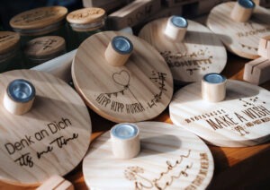 Marktstandeinblick: verschiedene gravierte Holzkerzenhalter