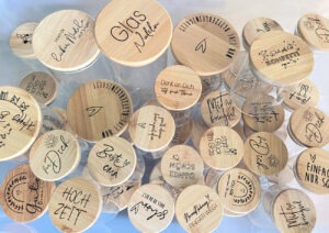 Vorratsgläser in verschiedenen Größen mit unterschiedlichen Gravuren