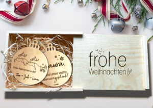 Kleine Geschenkekiste mit Weihnachtsbaumkugeln