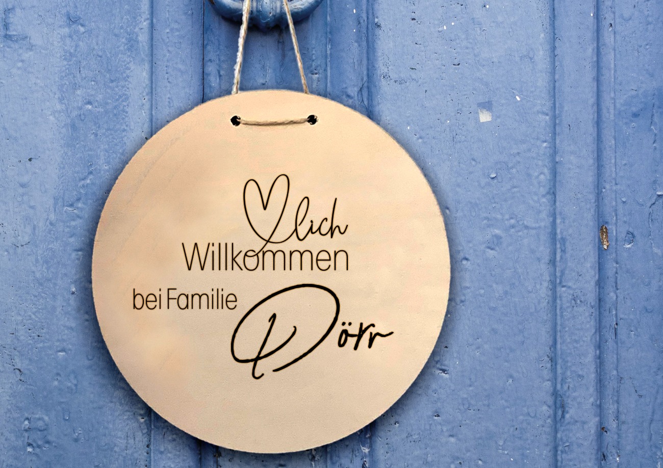 Ein graviertes Holz-Türschild für die Familie