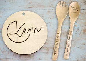 Graviertes Holztürschild und graviertes Salatbesteck als Hochzeitsgeschenk