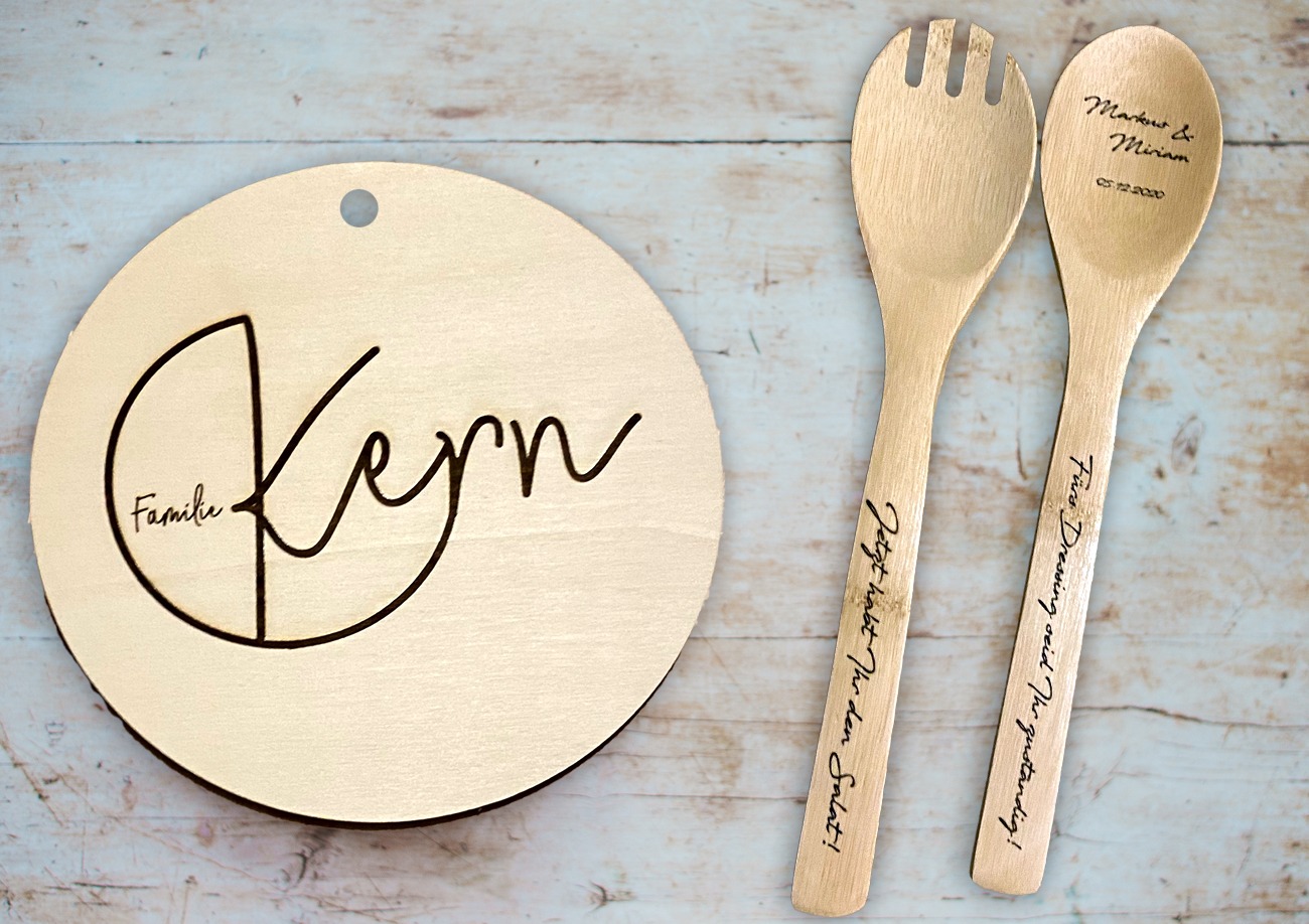 Graviertes Holztürschild und graviertes Salatbesteck als Hochzeitsgeschenk